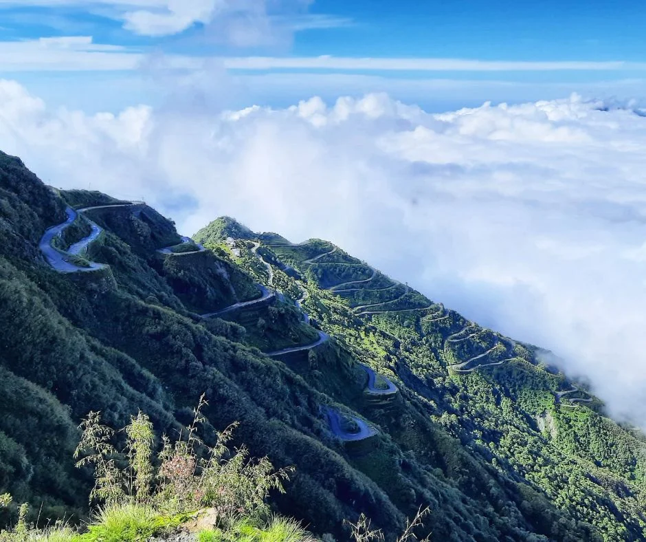 Mesmerising view of Zig Zag Road Zuluk during Silk Route Package Tour from NJP station